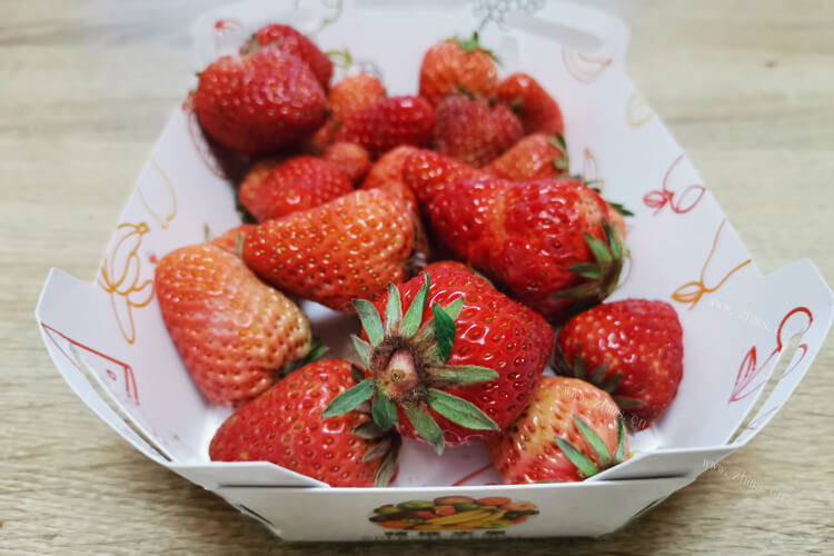 冰冻牛奶草莓怎么做这个问题我可以回答，我最喜欢吃冰冻牛奶草莓了