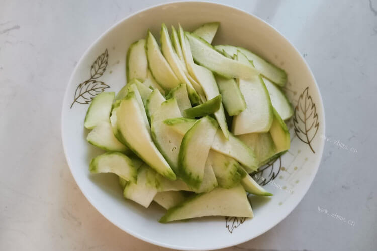 今天买了丝瓜，请问大家知道丝瓜炒鸡蛋的家常做法吗？