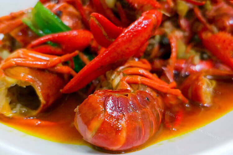 小龙虾身上有很大的土腥味，小龙虾土腥味怎么去？