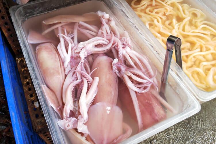 今天我去市场购买鱿鱼，为什么大鱿鱼便宜小大鱿鱼贵？