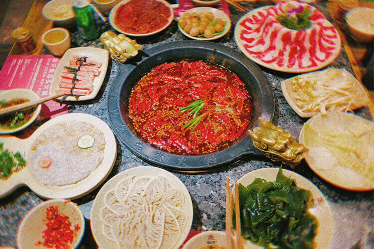 今天在家吃牛骨头火锅，吃牛骨头火锅配什么菜最好？