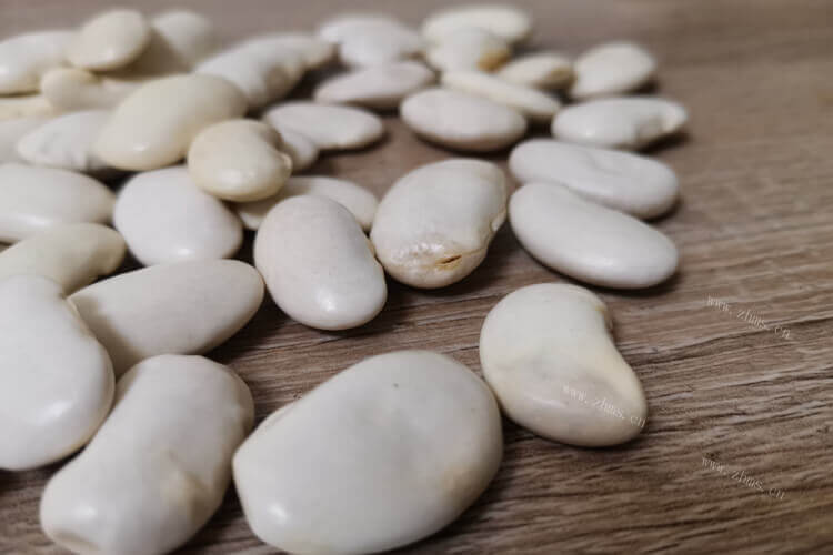 最近想吃白芸豆炖猪脚，白芸豆炖猪脚要去皮吗？