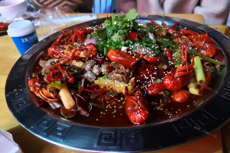上次煮的大龙虾还剩了一点，煮熟的大龙虾怎么做好吃又简单呢？