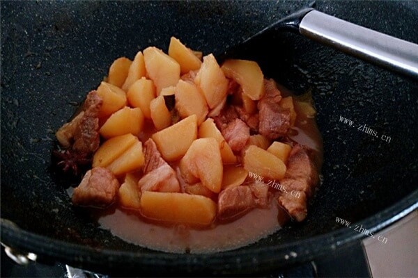 土豆怎么做最好吃？快来看看土豆烧肉的做法，一口气吃三大碗！