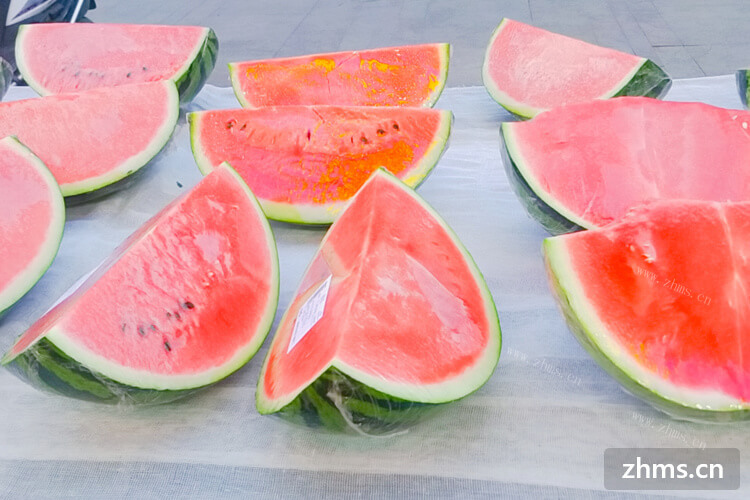 西瓜是我们夏天必备的水果，黑美人西瓜怎么选生熟呢？