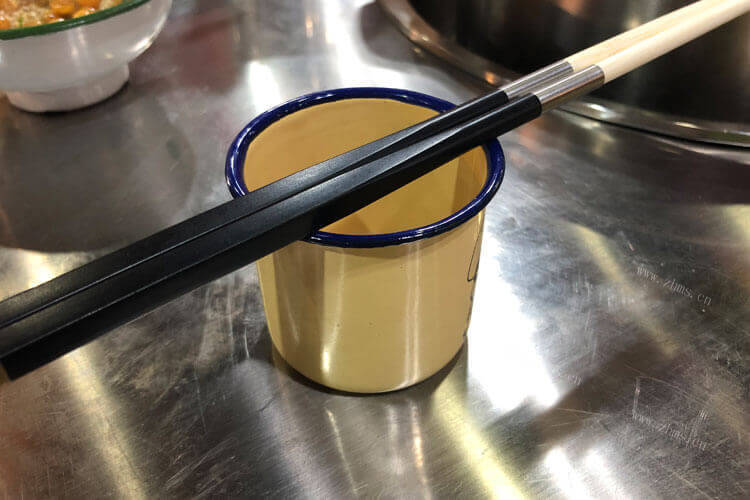现在有洗碗机卖，木头筷子可以放洗碗机吗？