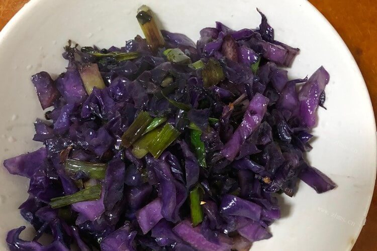 紫甘蓝除了沙拉，还能做爆炒美味紫甘蓝，口感十分爽脆