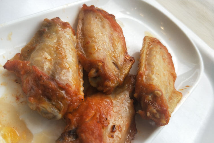 鸡翅的颜色是肉粉色，鸡翅熟了但是肉粉红色味道也不对还能吃吗？