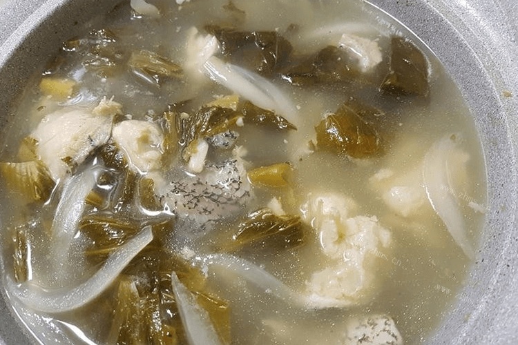 新鲜鱼汤自己就能做——酸菜龙胆石斑鱼汤，十分有营养