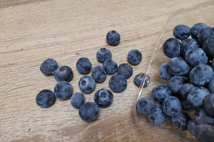 买了一些蓝莓，发现蓝莓里面有黄褐色的籽是正常的吗？