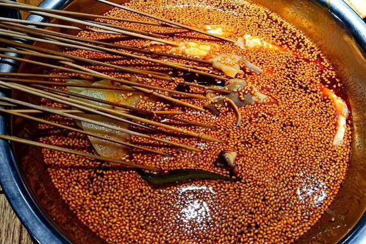 钵钵鸡很多人都爱吃，又称冷锅串串，那做钵钵鸡可以泡一个晚上吗