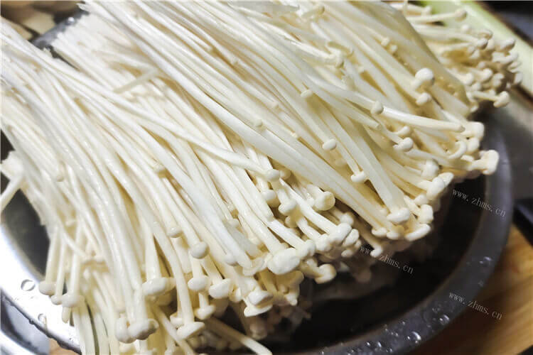 今天采摘了一点蘑菇，有谁知道蘑菇和什么一起炒最好吃？