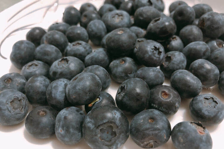 买了一些蓝莓，发现蓝莓里面有黄褐色的籽是正常的吗？
