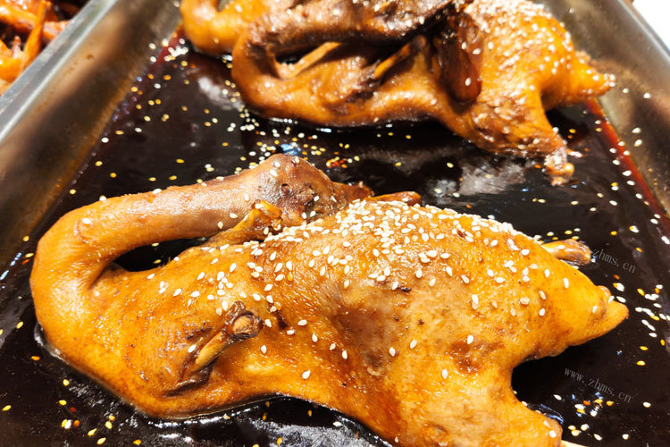 鸭子是经常都会吃的一种美食，甜皮鸭怎样做好吃？