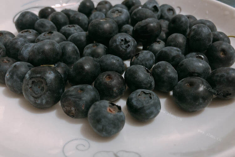 已经把蓝莓冷冻了，蓝莓榨汁后成冻可以喝吗？