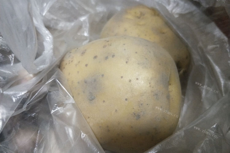 在超市买了一些红皮土豆，想知道如何长时间保存红皮土豆？