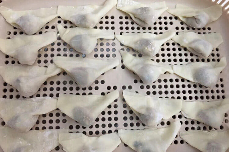 今天发现冰箱里面的馄饨皮黑了，馄饨皮有黑点正常吗？