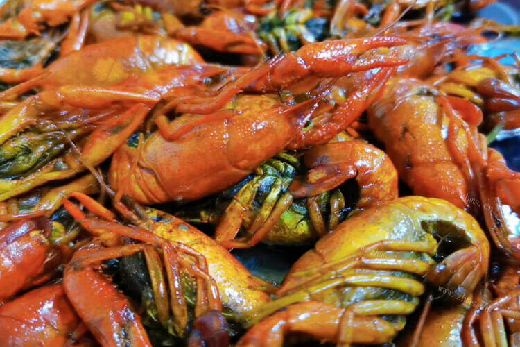 小龙虾有腥味吗，可以油炸的吃吗？