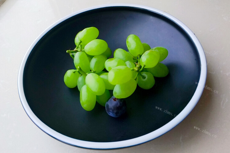 很喜欢吃巨峰葡萄，请问巨峰葡萄有绿色的吗？