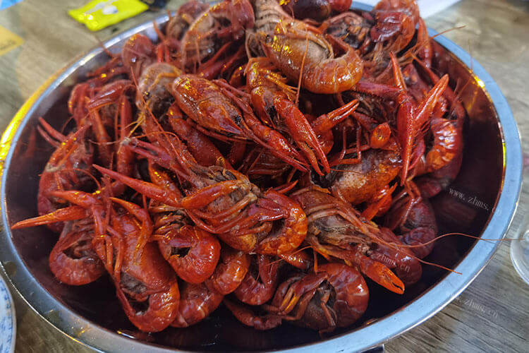 正是吃小龙虾的季节，湖北小龙虾江苏小龙虾哪个更好吃呢？
