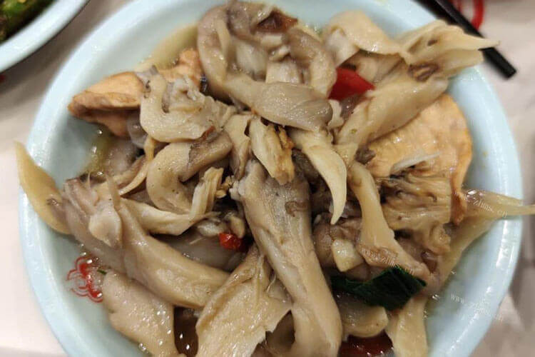 请朋友吃饭，平菇和山药炖排骨汤怎么做?