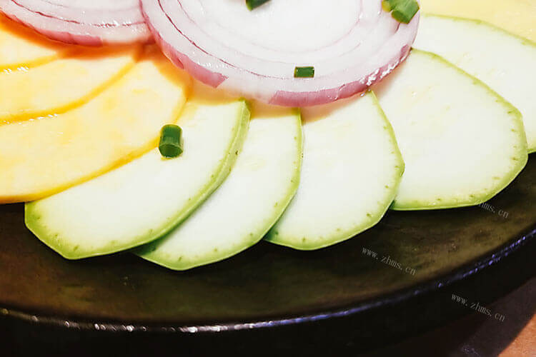 想炒个青菜来吃，笋瓜和西葫芦味道一样吗？