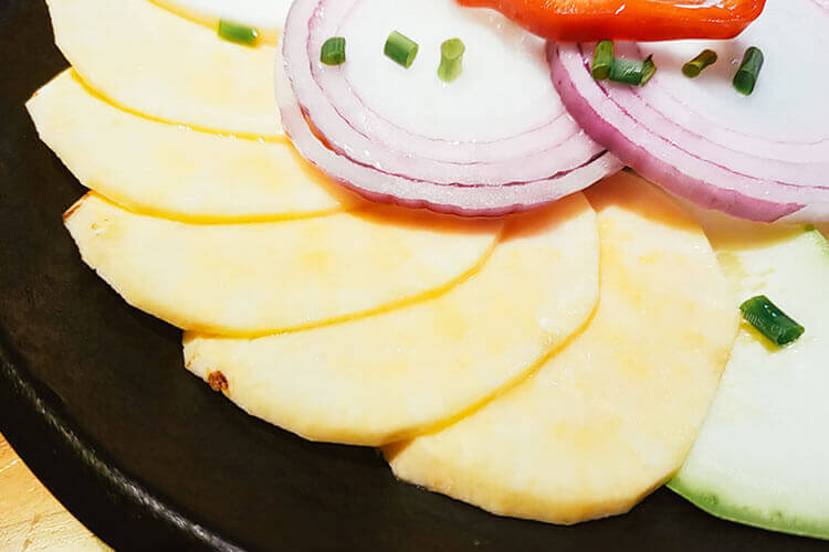 想做一个土豆丝炒芹菜，土豆丝炒芹菜先炒土豆还是芹菜？