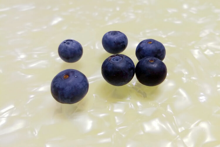给妈妈买蓝莓，买蓝莓是买果大还是果小的？