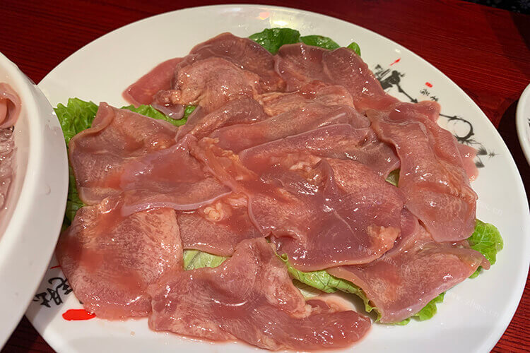牛肉营养又美味，烤牛舌的口感