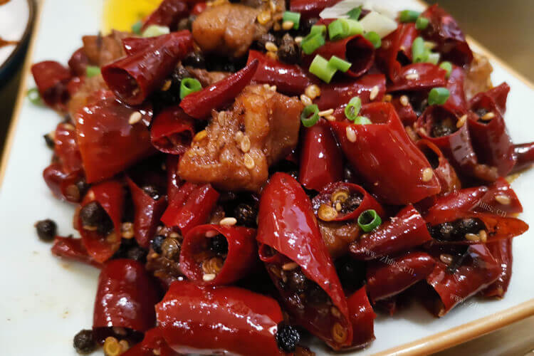 重庆人喜欢吃辣子鸡，炒辣子鸡配什么菜好吃？