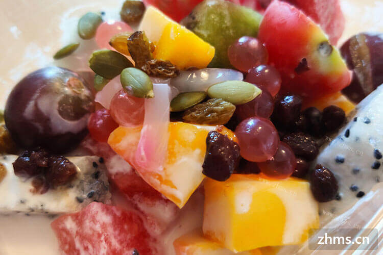 夏天能吃到一份冰镇水果捞真是太爽啦，水果捞餐饮里必备的水果有什么呢？