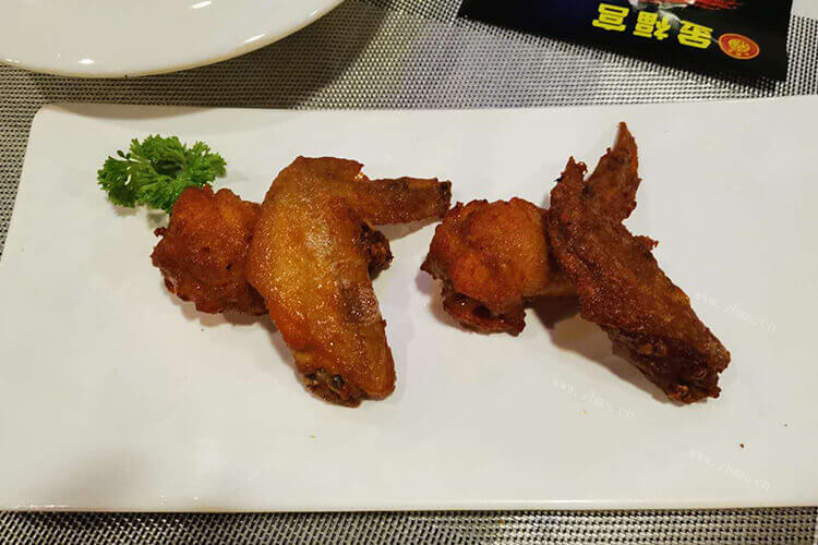 买一些可乐鸡翅，可乐鸡翅肉是红的可以吃吗？