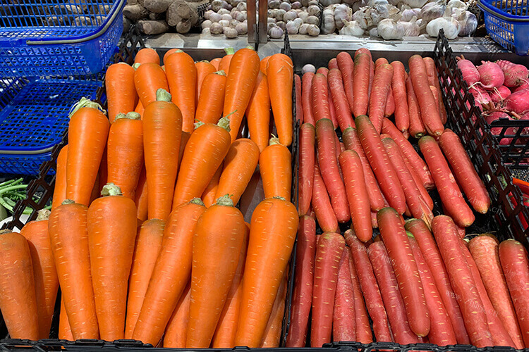 胡萝卜的种类非常多，橙色胡萝卜和红胡萝卜哪个好呢？