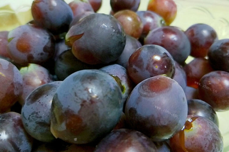 看见好些卖葡萄的，巨峰葡萄无籽能吃吗？