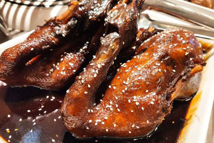 还没有吃过甜皮鸭呢，北京烤鸭和甜皮鸭哪个好吃？