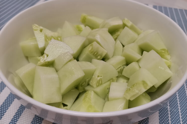 黄瓜是可以生吃的，黄瓜生吃去皮好还是不去皮好呀？