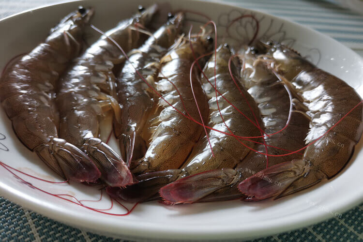 想给孩子做点基围虾，请问深色基围虾与浅色基围虾哪种好？