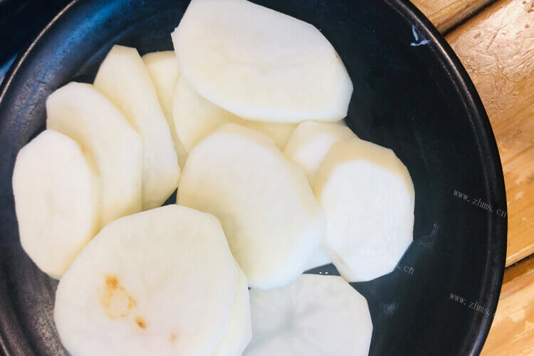 想煲汤，土豆胡萝卜用水泡多久？