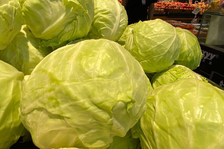圆白菜腌酸菜的方法简单吗，超市可以直接买到腌制酸菜吗？
