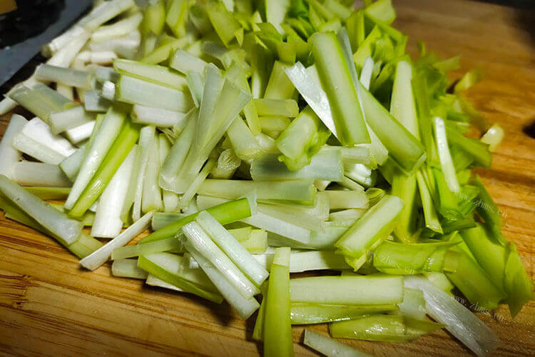 蒜苗是可以吃的，蒜苗是大蒜叶吗？