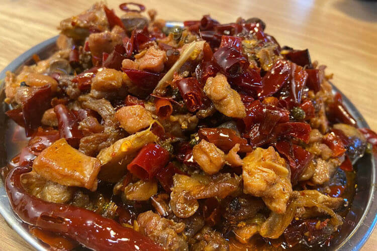 重庆人喜欢吃辣子鸡，炒辣子鸡配什么菜好吃？