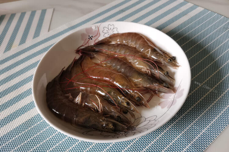 大神请告诉本人，基围虾尾巴后面有一条红是什么