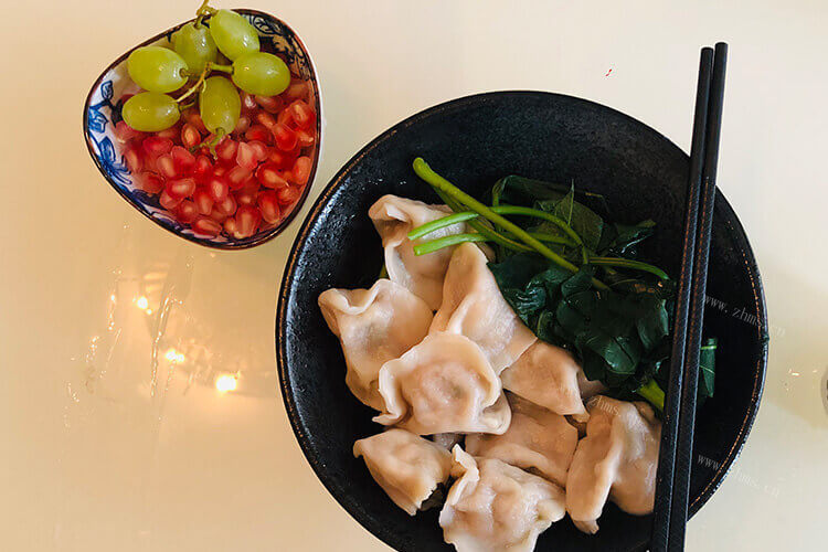 水饺的做法有很多，虾皮紫菜酸汤水饺好吃吗？