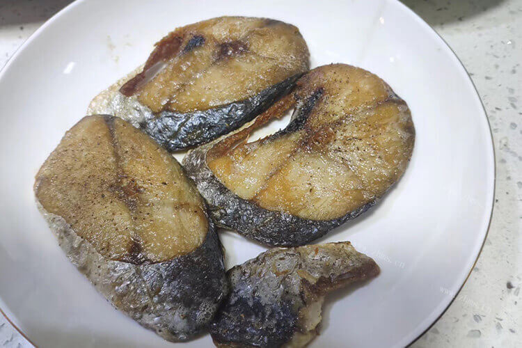 香煎鳕鱼非常的好吃，正宗法式香煎鳕鱼怎么做啊？