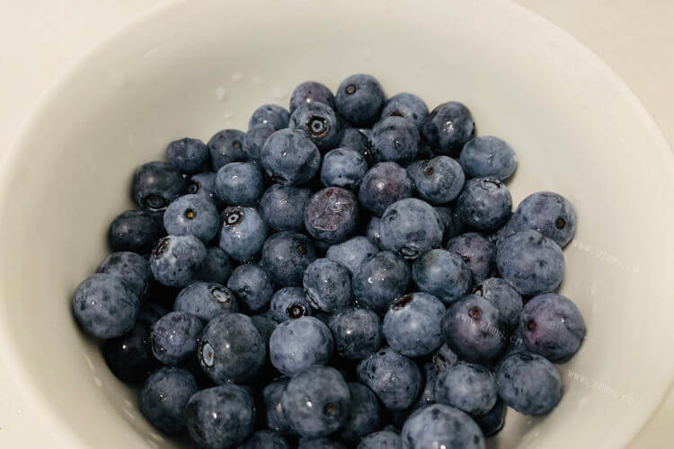 我想吃些蓝莓，蓝莓需要用盐水洗吗？