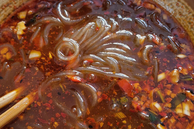 买了一些酸辣粉，想问一下嗨吃家酸辣粉真假对比有哪些呢？