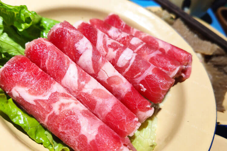 想买一些牛肉回来煎牛排，雪花牛肉跟肥牛有什么区别呢？