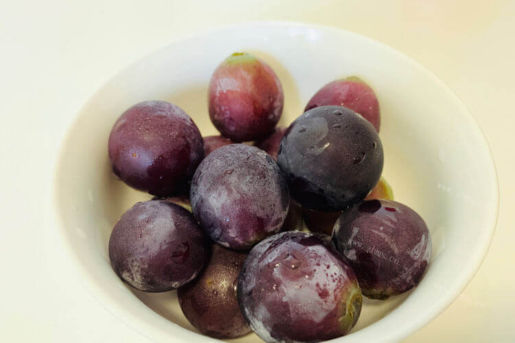 想去买一些水果来吃，葡萄和提子是一种水果吗？