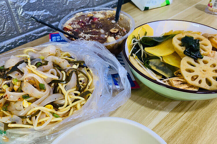 地摊上的凉菜配料都有哪些,，凉拌的菜有哪些呢？