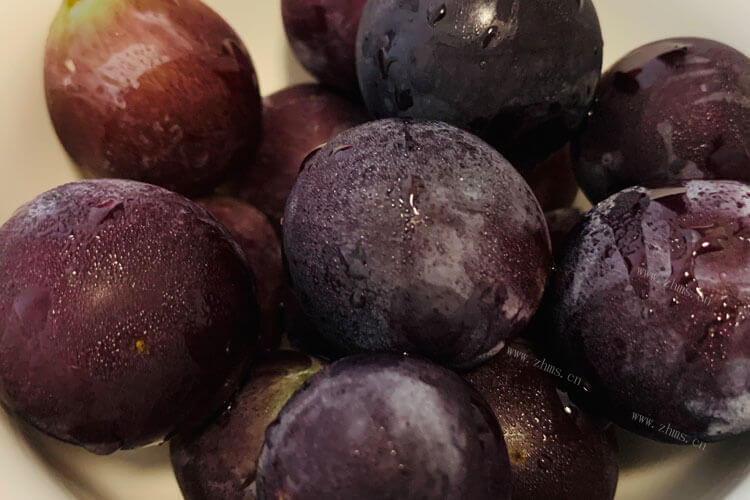 买一些葡萄吃，绿色葡萄特别甜的叫什么？